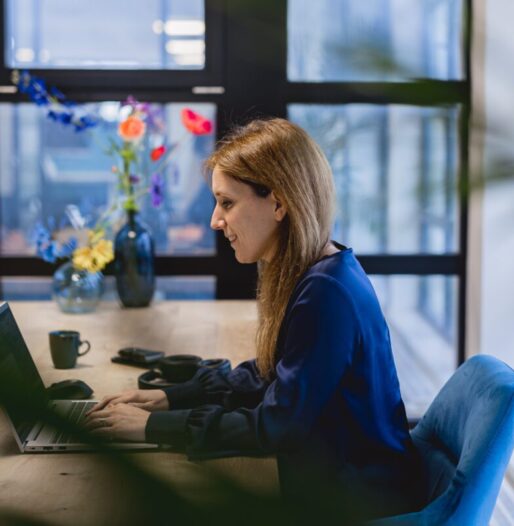 Bij SucceedIT aan het werk op een laptop voor Power BI