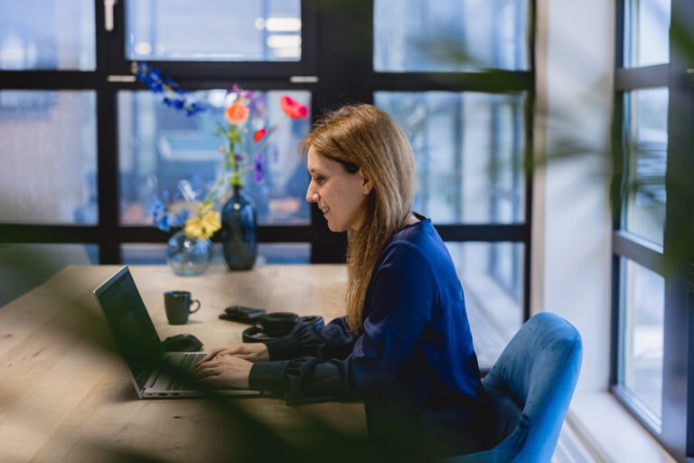 Bij SucceedIT aan het werk op een laptop voor Power BI